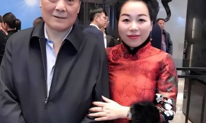 宗庆后全家福曝光，父母更宠爱孙子，宗馥莉坐一旁，姑姑颜值高