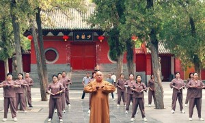 墙倒众人推！女子曝释永信过往，众姐妹住少林寺，争着往他房间跑