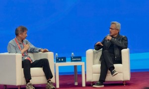 穿回黑色皮衣的黄仁勋与王坚“炉边对话”：有点“嫉妒年轻一代”